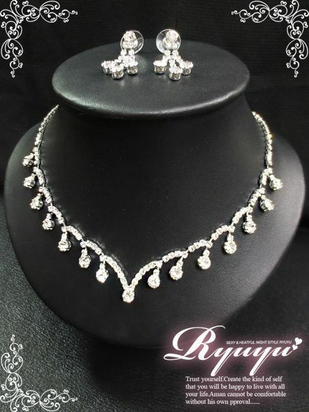 チラ揺れビジューで美impactなピアス2点set